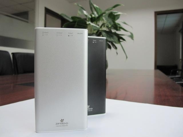 Hitam Putih 5V Mobile Power Supply / 7000MAH Portable Power Bank