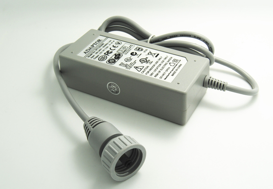Membersihkan Robot EN61558 Switching Power Supply Adapter, OEM / ODM C6 / C8 / C14 2 Pins / 3 Pins