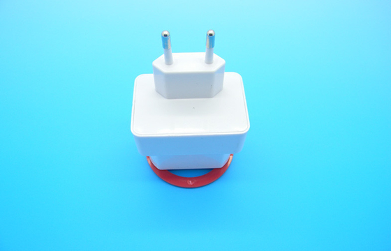 5V 2000mA Universal USB Travel Charger untuk Smartphone / Tablet / IPhone