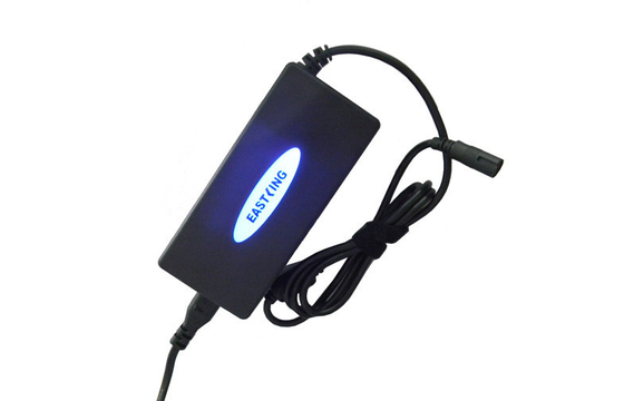 Inggris / US 90W Universal Laptop Power Adapter otomatis 5V 2.1A USB Dengan LED